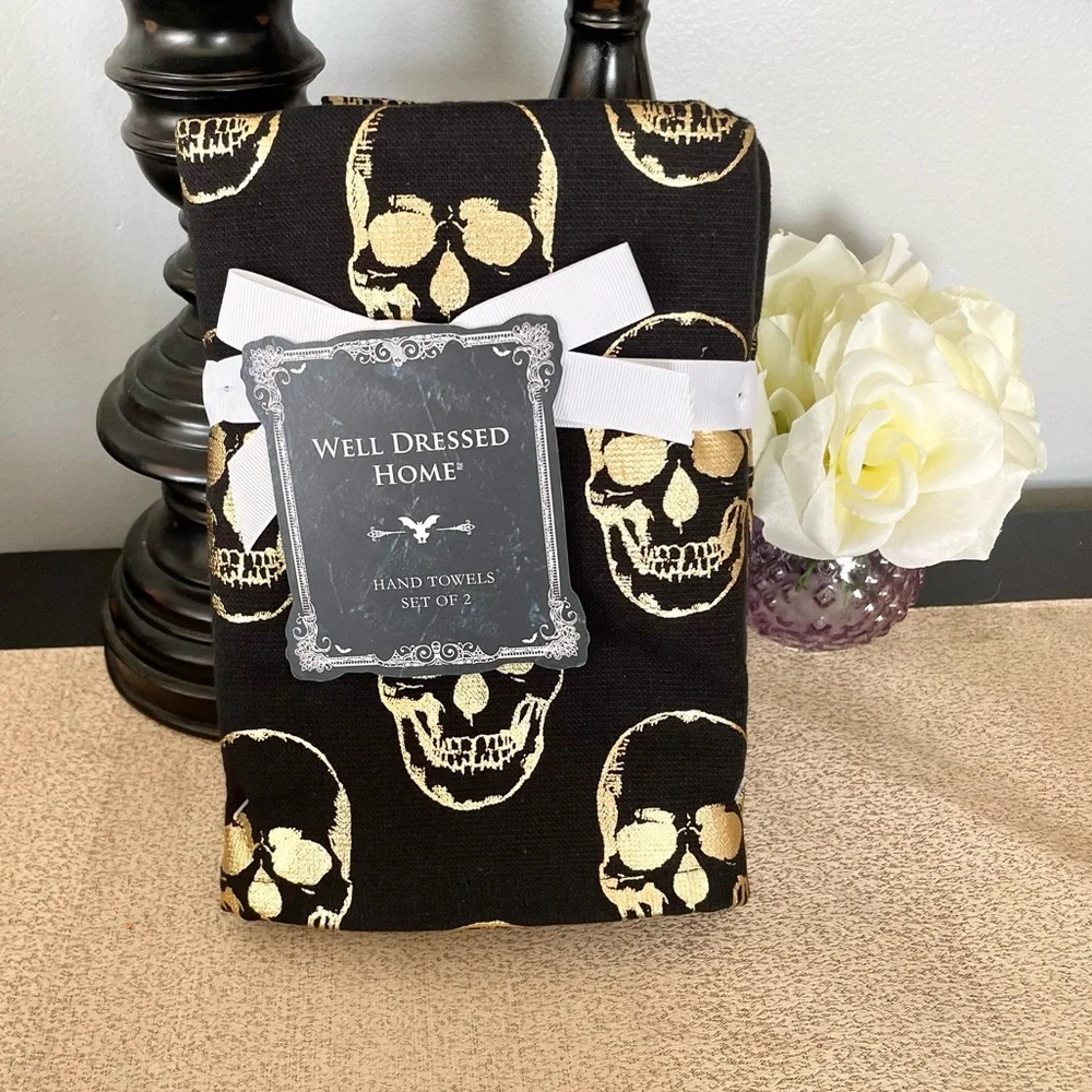NWT SET OF 2 SKULL 💀 Gold Foil Bathroom Hand Towels